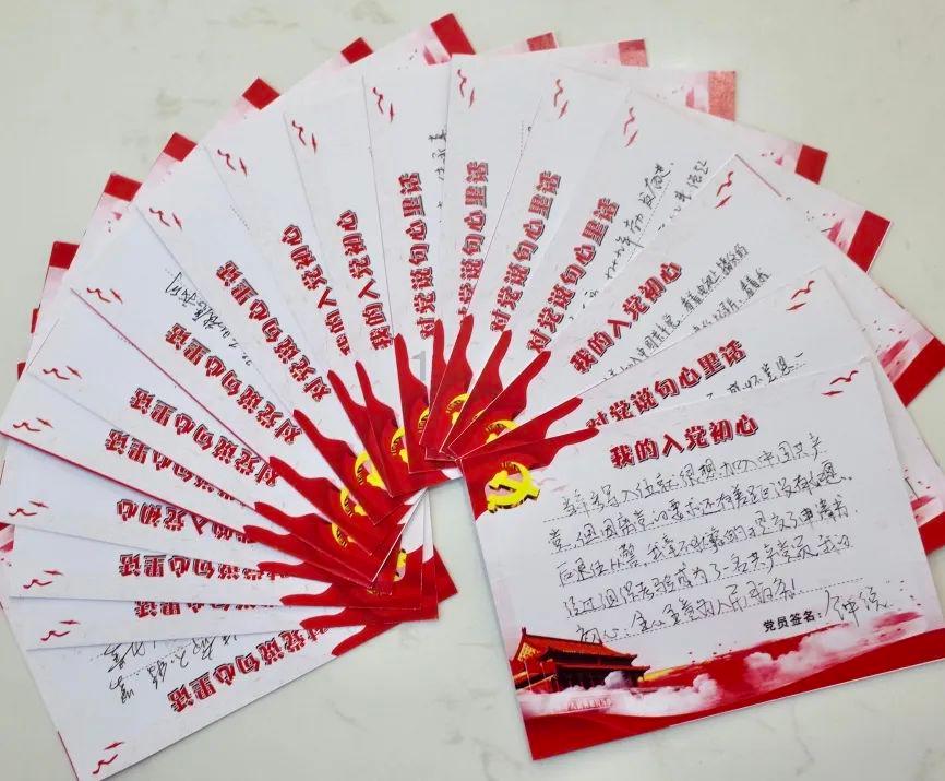 两名男孩偷走柯基后,卖给狗肉车落入狗贩子手里,女生及时赎回来